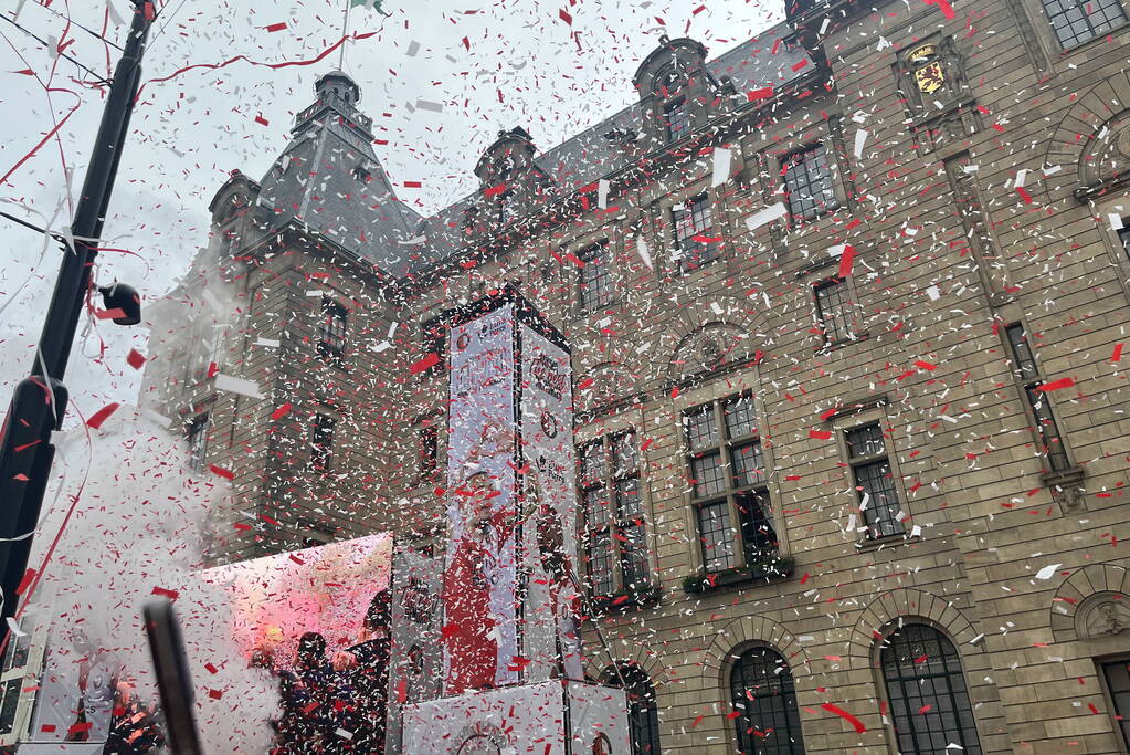 Feyenoord gehuldigd in overvolle stad
