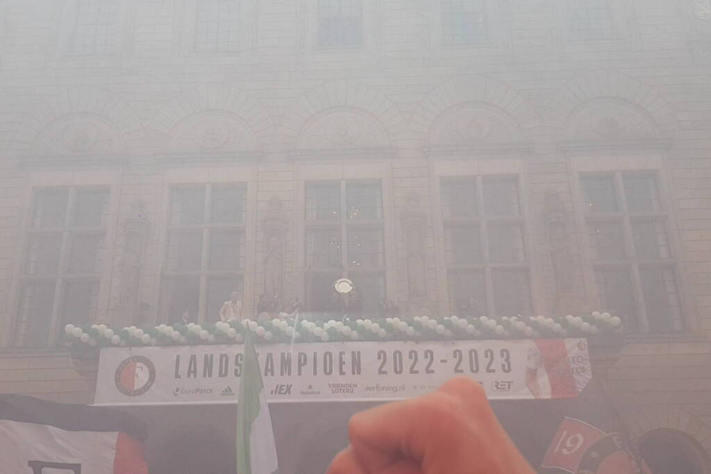 Feyenoord gehuldigd in overvolle stad