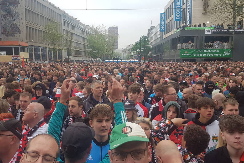 Feyenoord gehuldigd in overvolle stad
