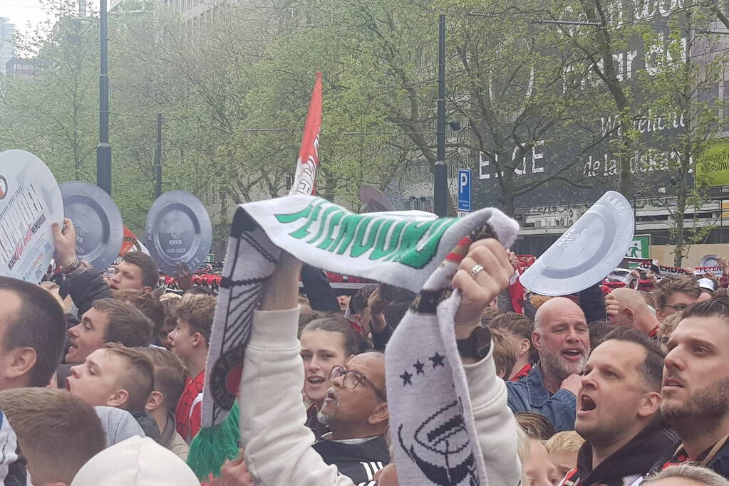 Feyenoord gehuldigd in overvolle stad