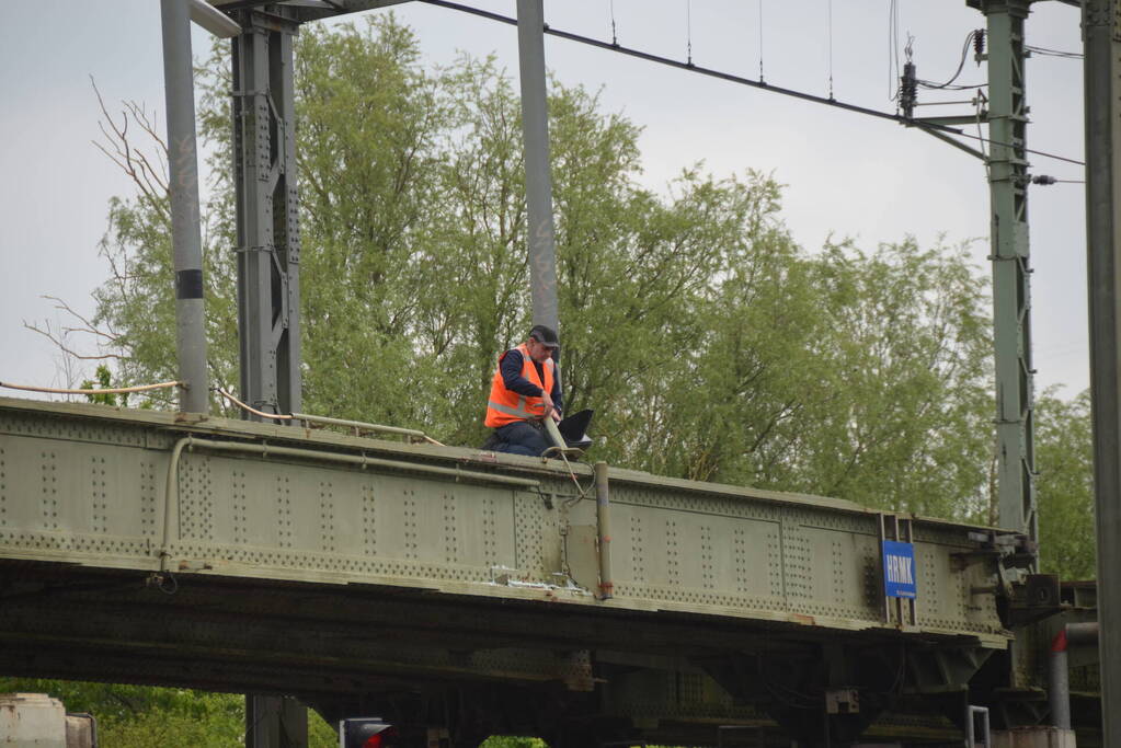 Beschadigde HRMK spoorbrug verstoort treinverkeer