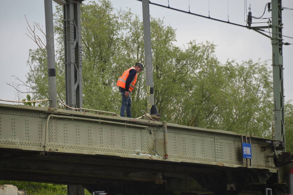 Beschadigde HRMK spoorbrug verstoort treinverkeer