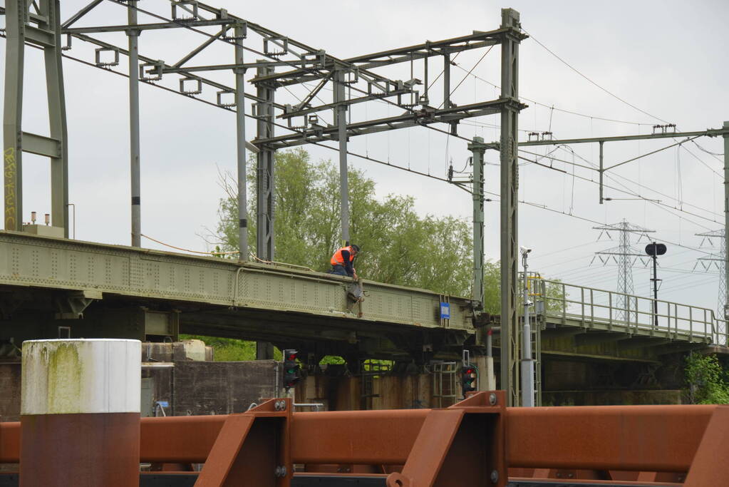Beschadigde HRMK spoorbrug verstoort treinverkeer