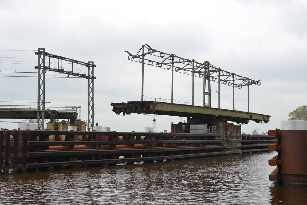 Beschadigde HRMK spoorbrug verstoort treinverkeer