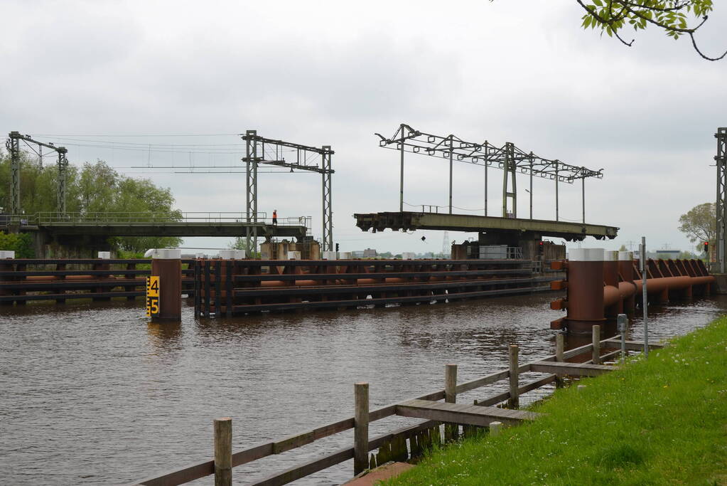 Beschadigde HRMK spoorbrug verstoort treinverkeer