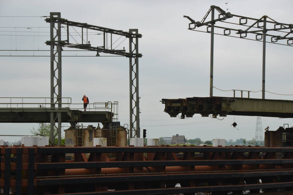 Beschadigde HRMK spoorbrug verstoort treinverkeer