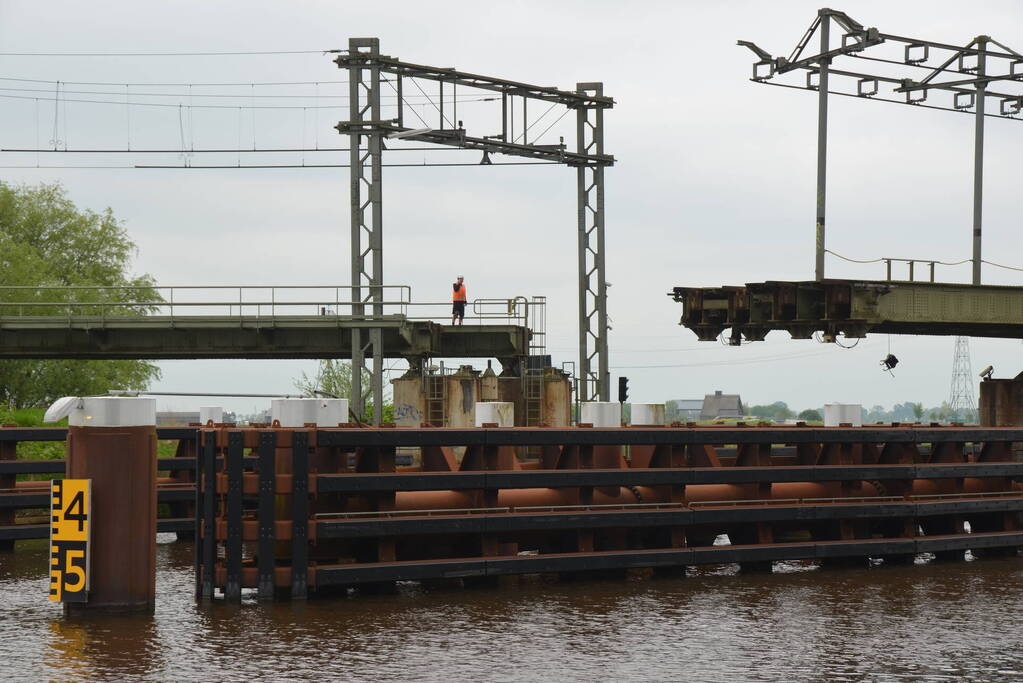Beschadigde HRMK spoorbrug verstoort treinverkeer