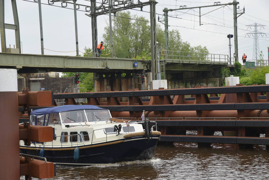 Beschadigde HRMK spoorbrug verstoort treinverkeer