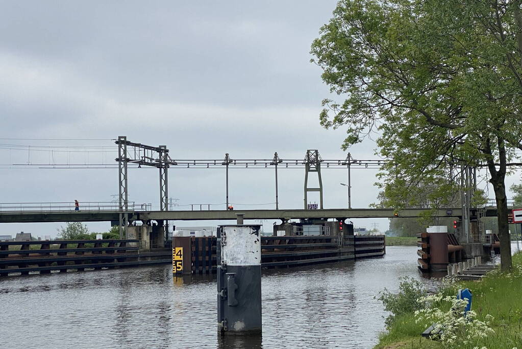 Beschadigde HRMK spoorbrug verstoort treinverkeer