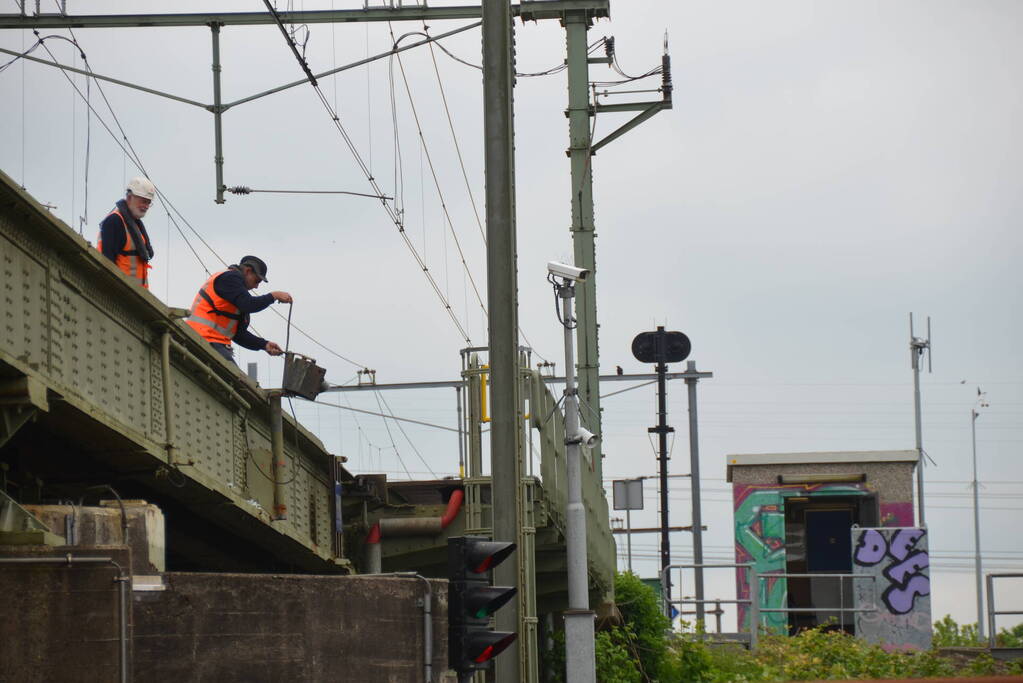 Beschadigde HRMK spoorbrug verstoort treinverkeer