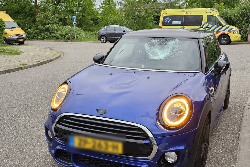 Fietser en automobilist in botsing