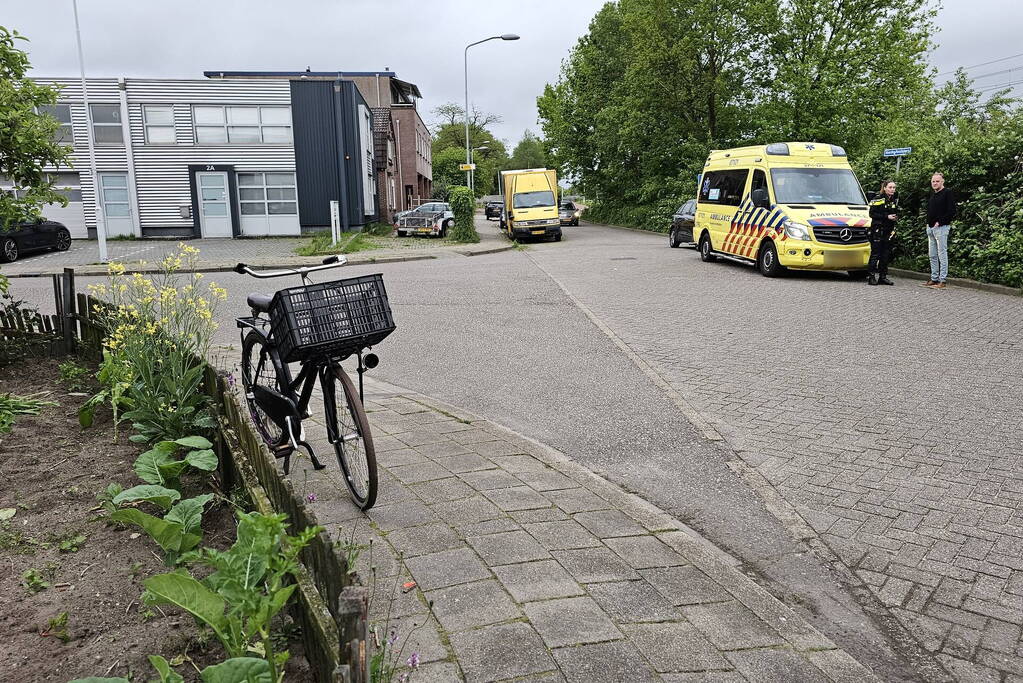 Fietser en automobilist in botsing