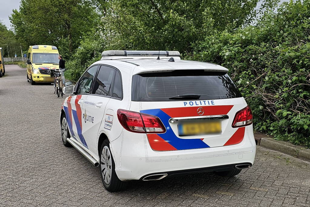 Fietser en automobilist in botsing