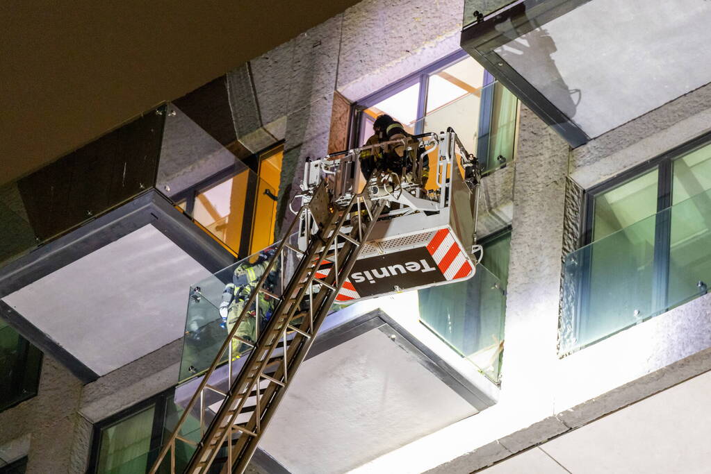 Gezin van balkon gered na brand