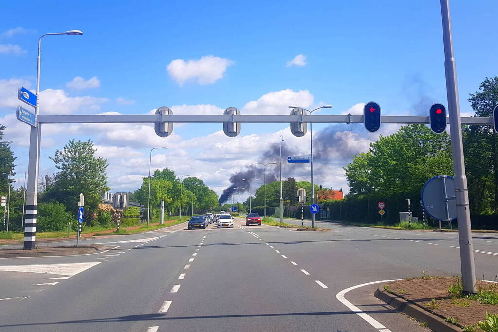 Schuurbrand leidt tot dikke zwarte rookpluimen