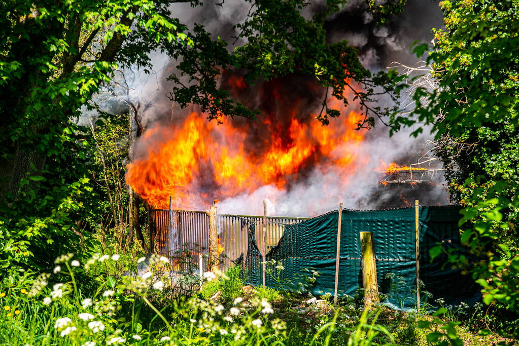 Schuurbrand leidt tot dikke zwarte rookpluimen