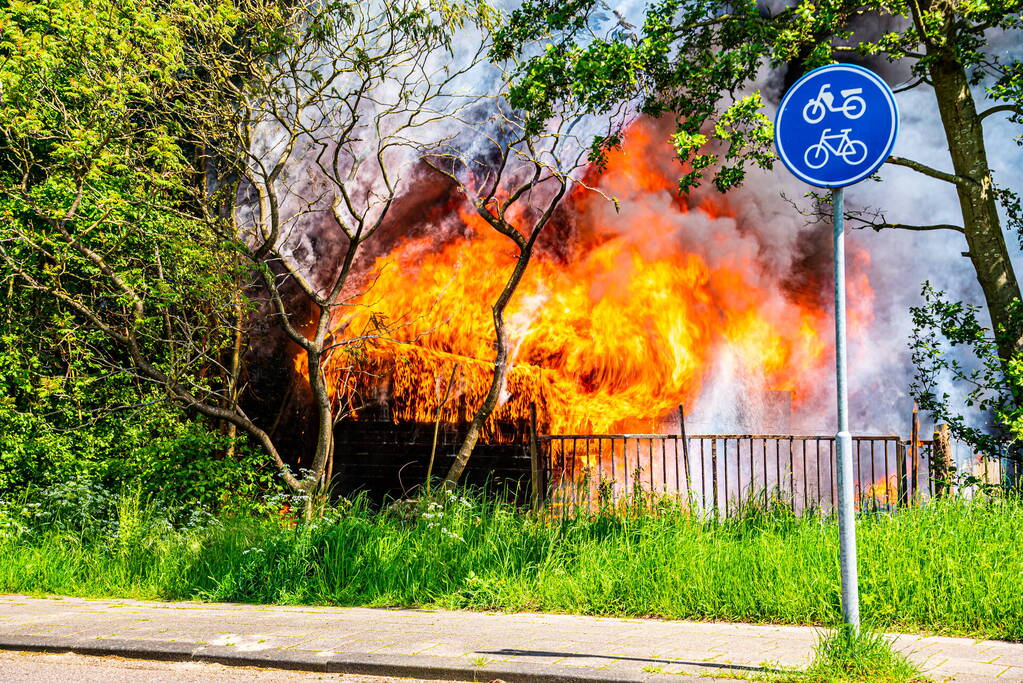 Schuurbrand leidt tot dikke zwarte rookpluimen