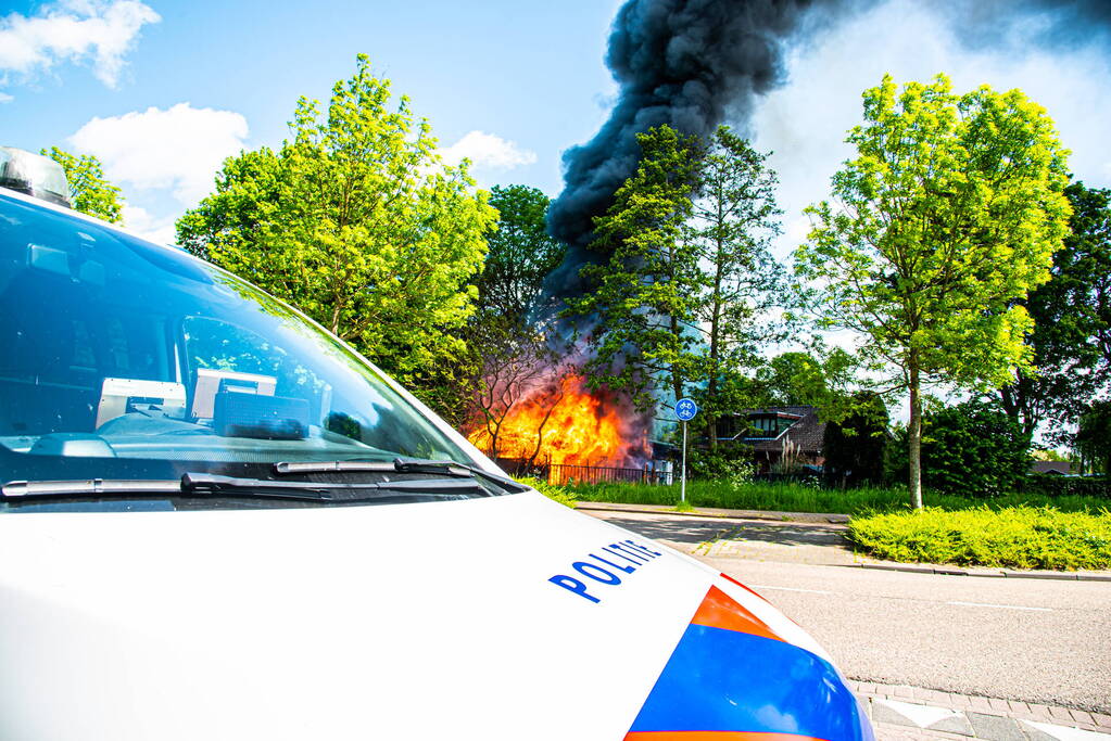 Schuurbrand leidt tot dikke zwarte rookpluimen