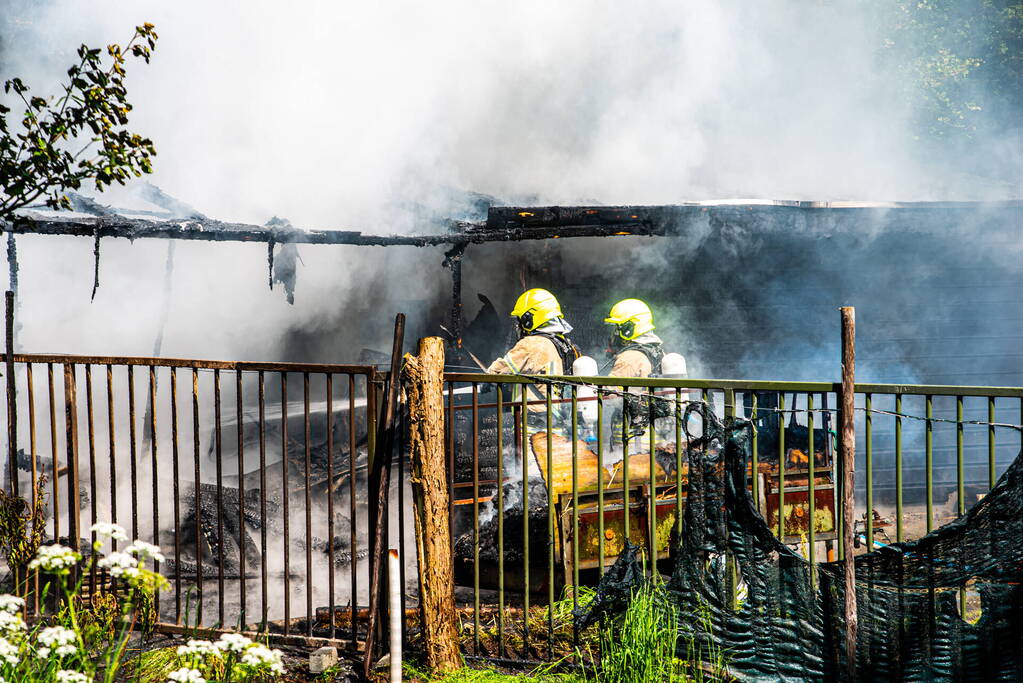 Schuurbrand leidt tot dikke zwarte rookpluimen