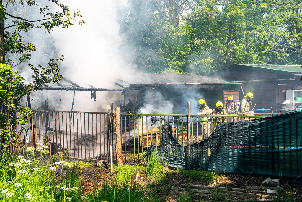 Schuurbrand leidt tot dikke zwarte rookpluimen