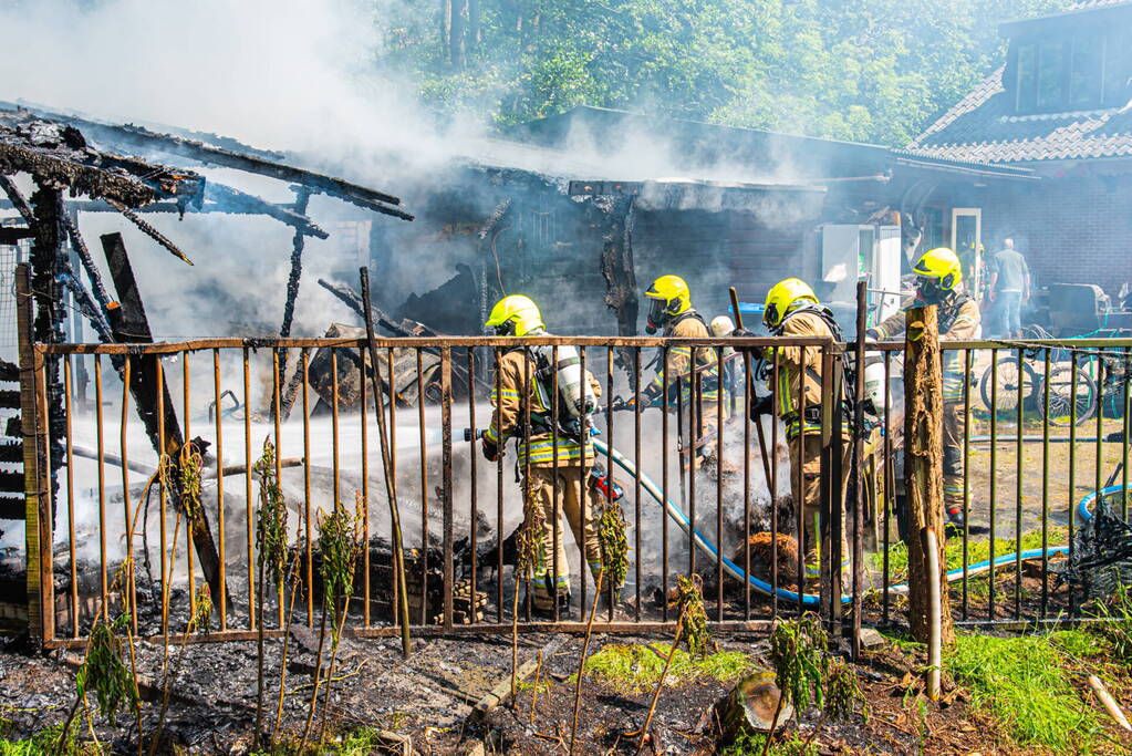 Schuurbrand leidt tot dikke zwarte rookpluimen