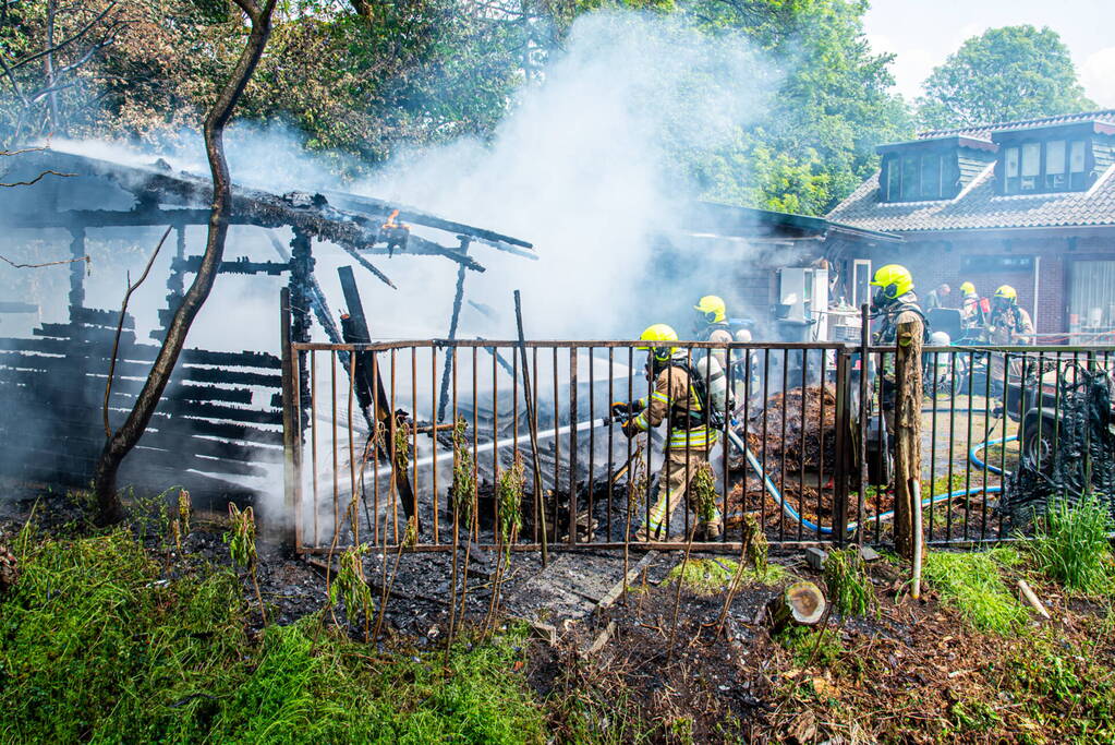 Schuurbrand leidt tot dikke zwarte rookpluimen