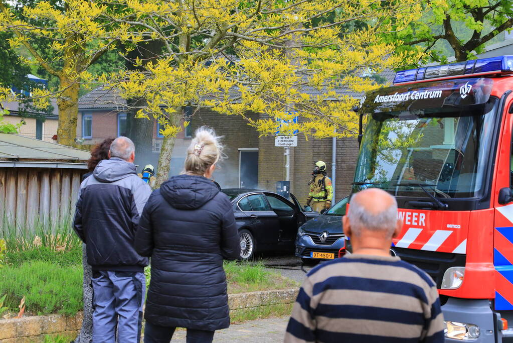 Brand in geparkeerde auto