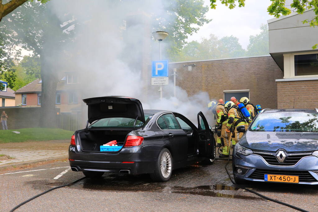 Brand in geparkeerde auto