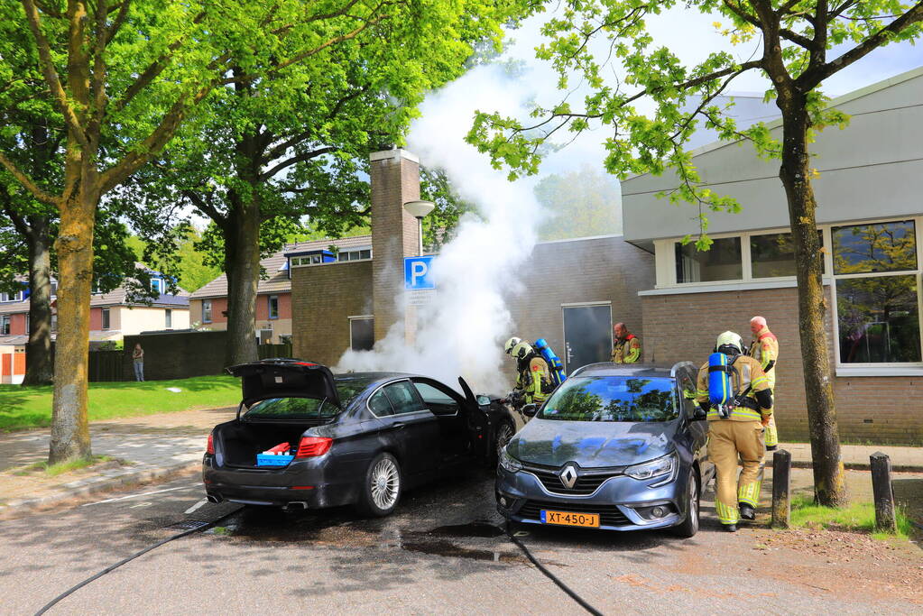 Brand in geparkeerde auto