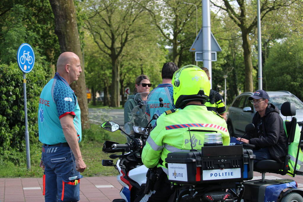Scootmobieler omgeslagen na aanrijding met auto