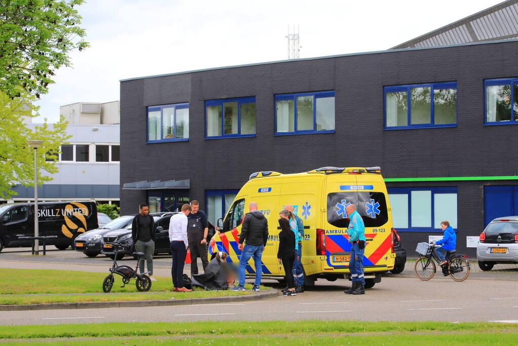 Jongeman op e-bike ziet auto over het hoofd