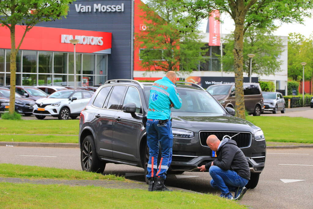 Jongeman op e-bike ziet auto over het hoofd