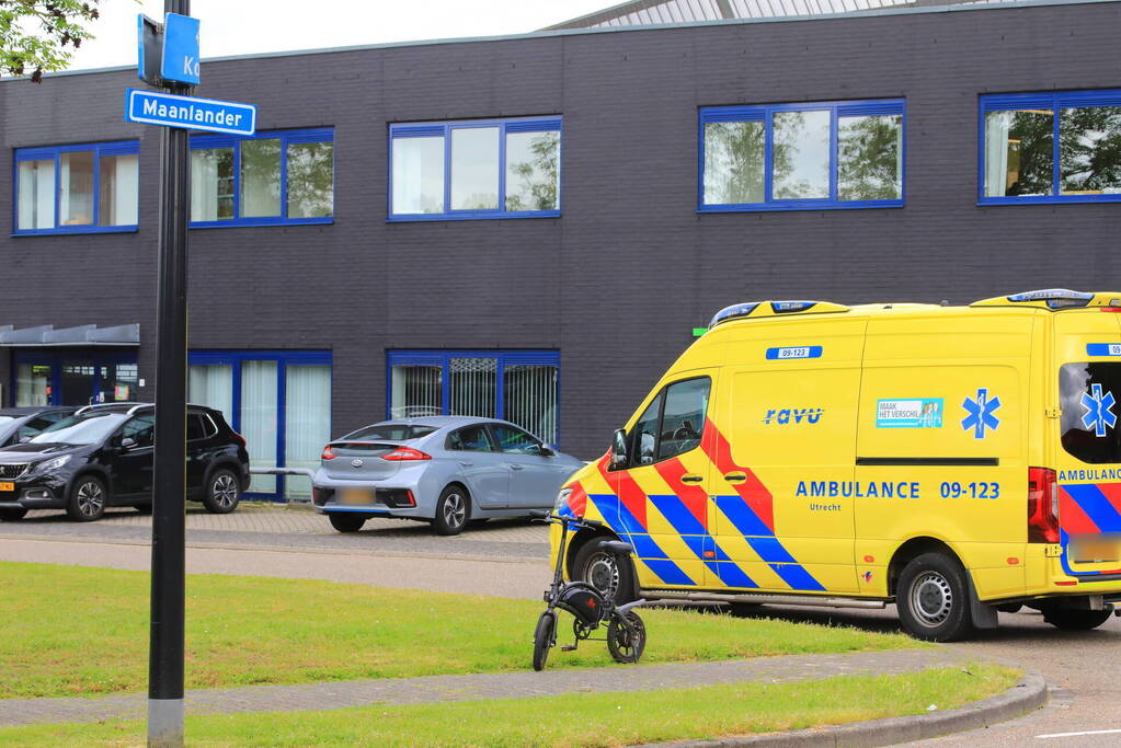 Jongeman op e-bike ziet auto over het hoofd