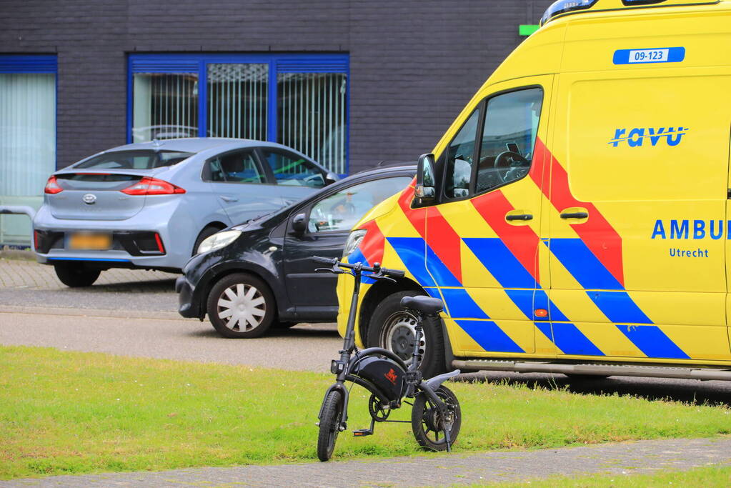 Jongeman op e-bike ziet auto over het hoofd