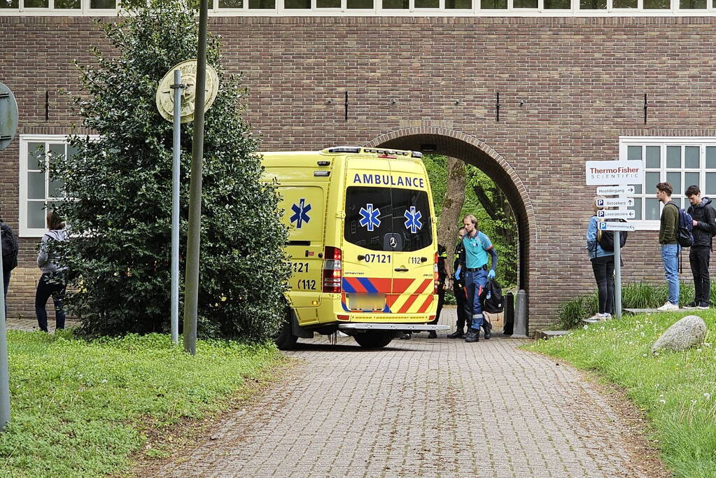 Vrouw gewond naar ziekenhuis