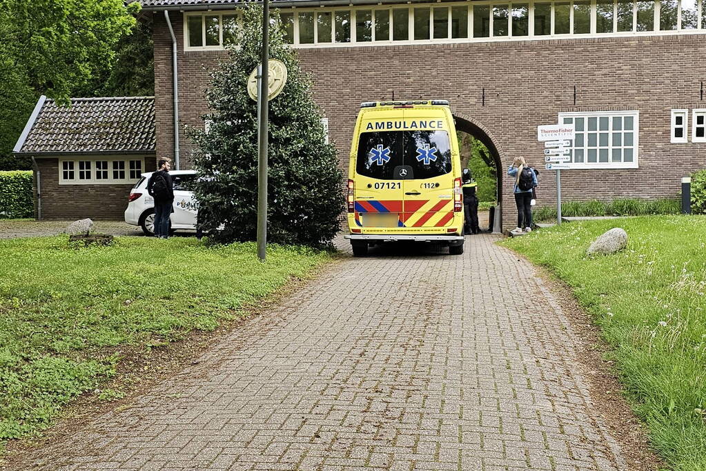 Vrouw gewond naar ziekenhuis