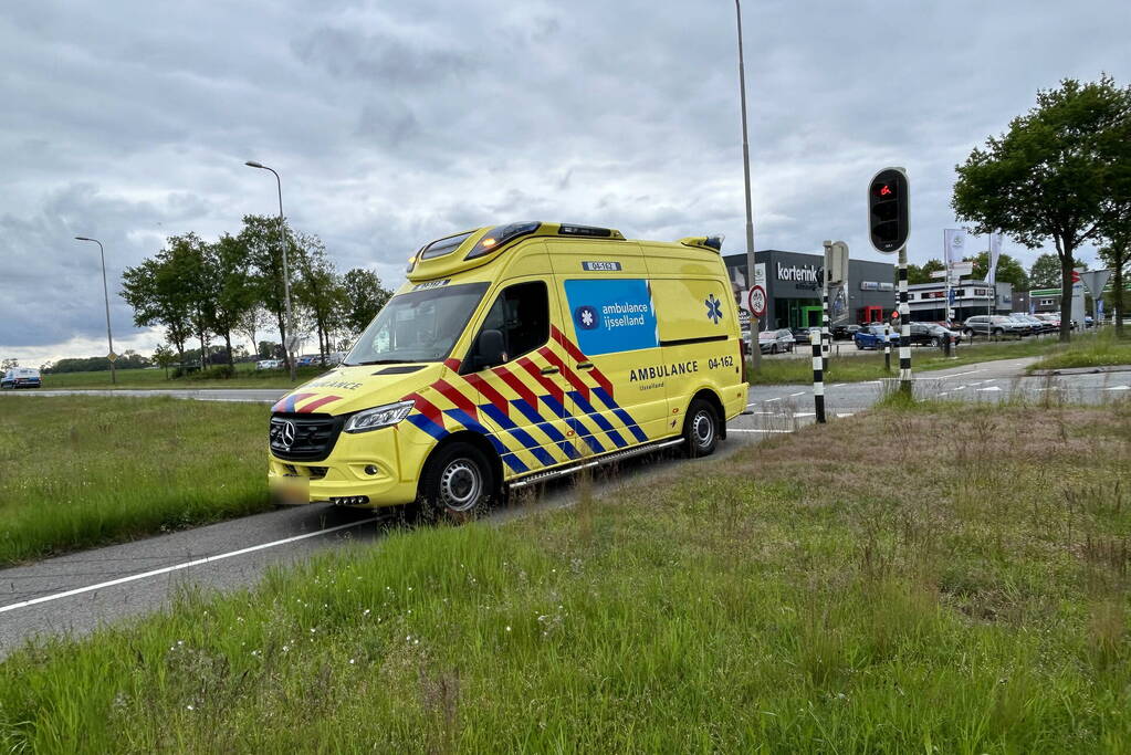 Auto zwaar beschadigd door aanrijding