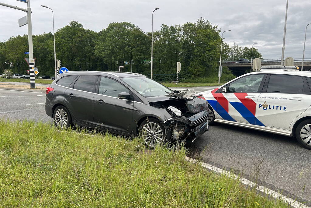 Auto zwaar beschadigd door aanrijding