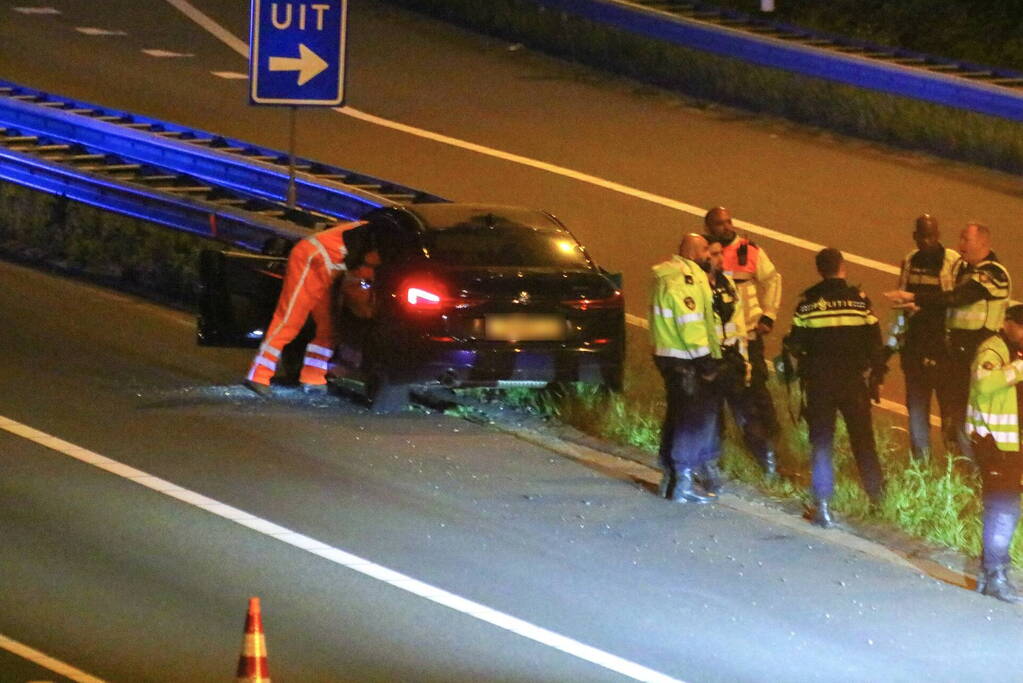 Personenauto knalt tegen geleiderails aan