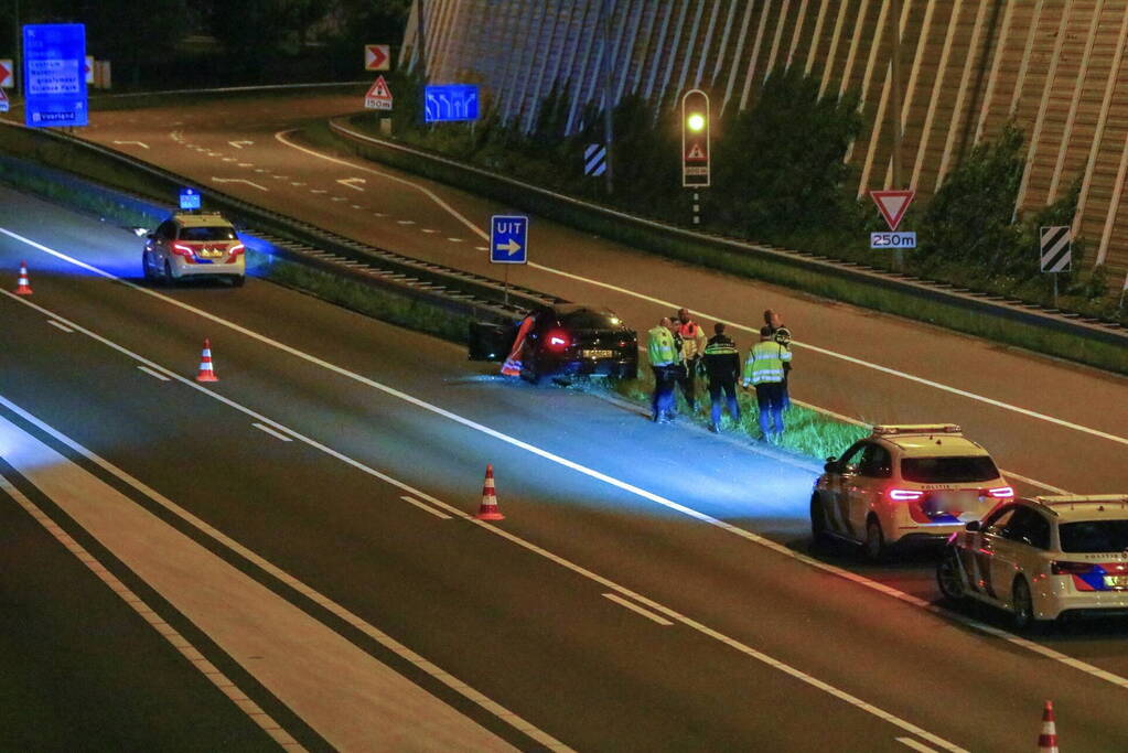 Personenauto knalt tegen geleiderails aan