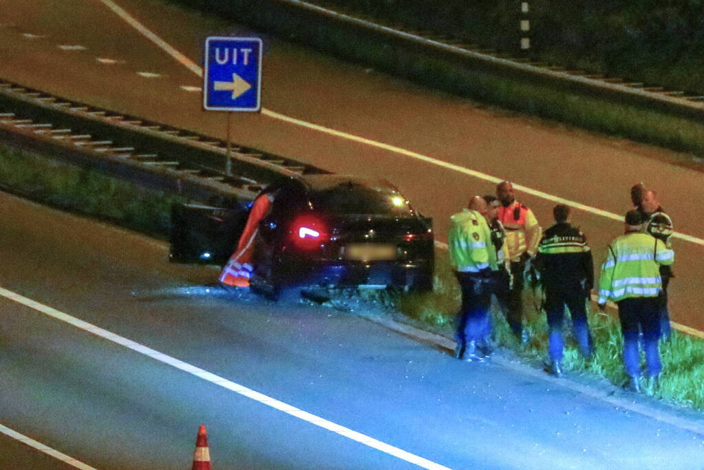 Personenauto knalt tegen geleiderails aan