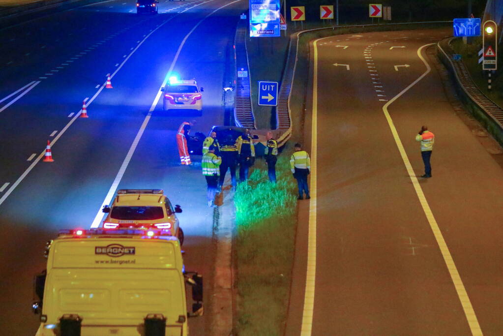 Personenauto knalt tegen geleiderails aan