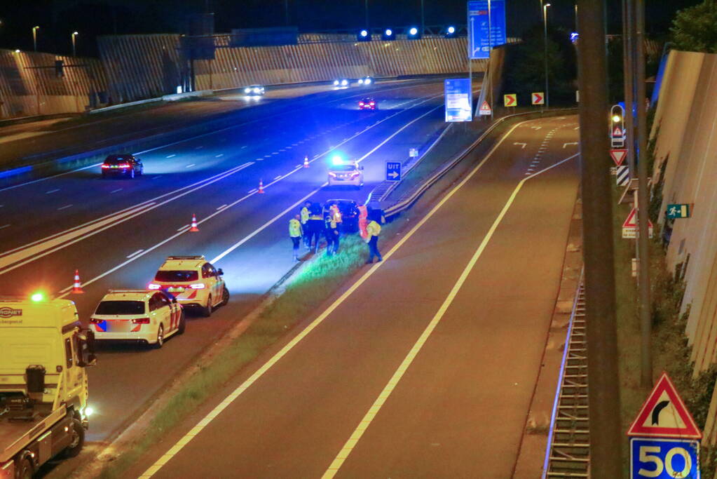 Personenauto knalt tegen geleiderails aan