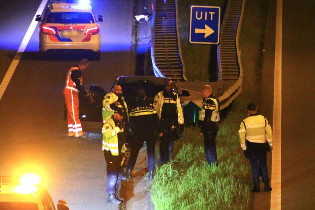 Personenauto knalt tegen geleiderails aan