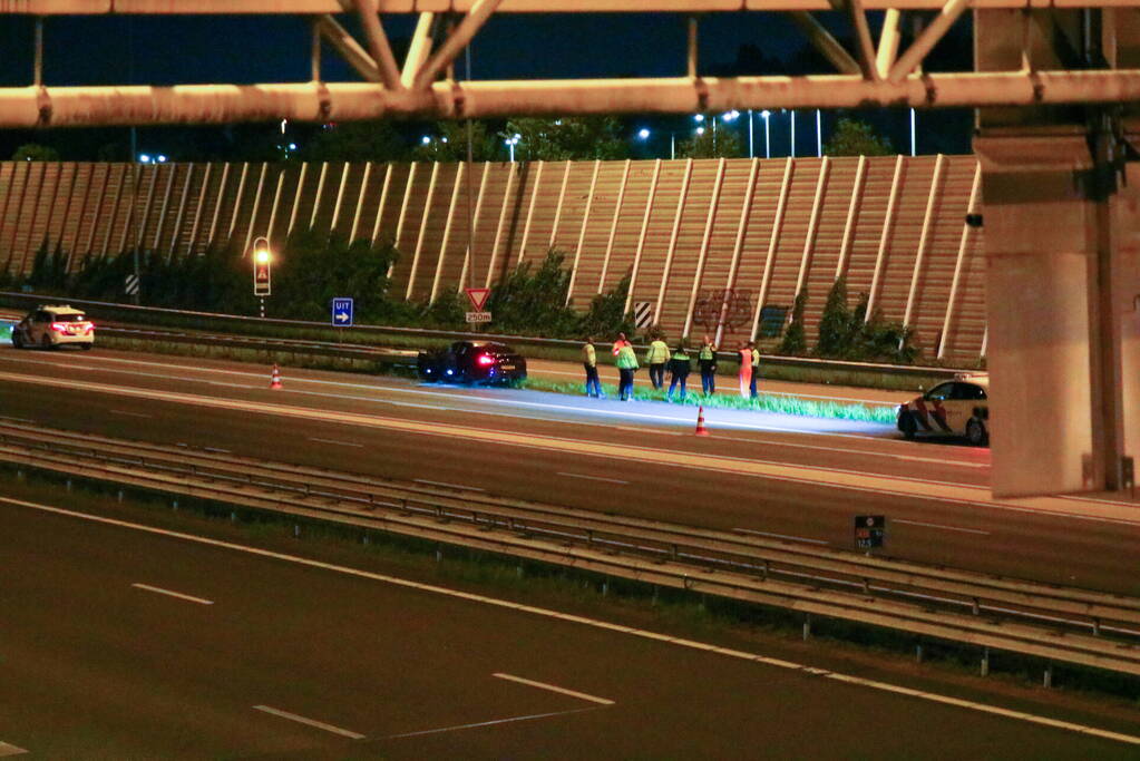 Personenauto knalt tegen geleiderails aan