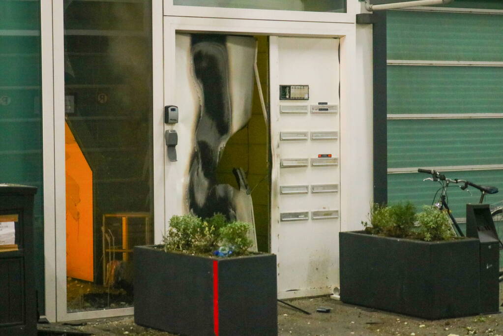 Explosief gaat af tegen deur van bedrijfspand
