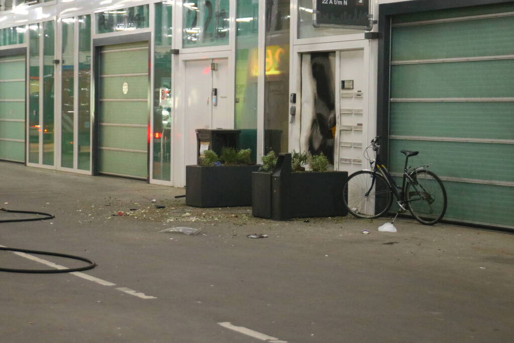 Explosief gaat af tegen deur van bedrijfspand