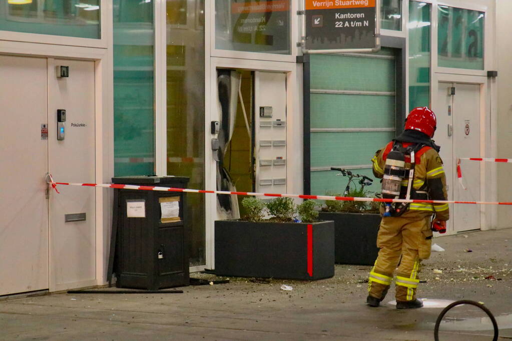Explosief gaat af tegen deur van bedrijfspand