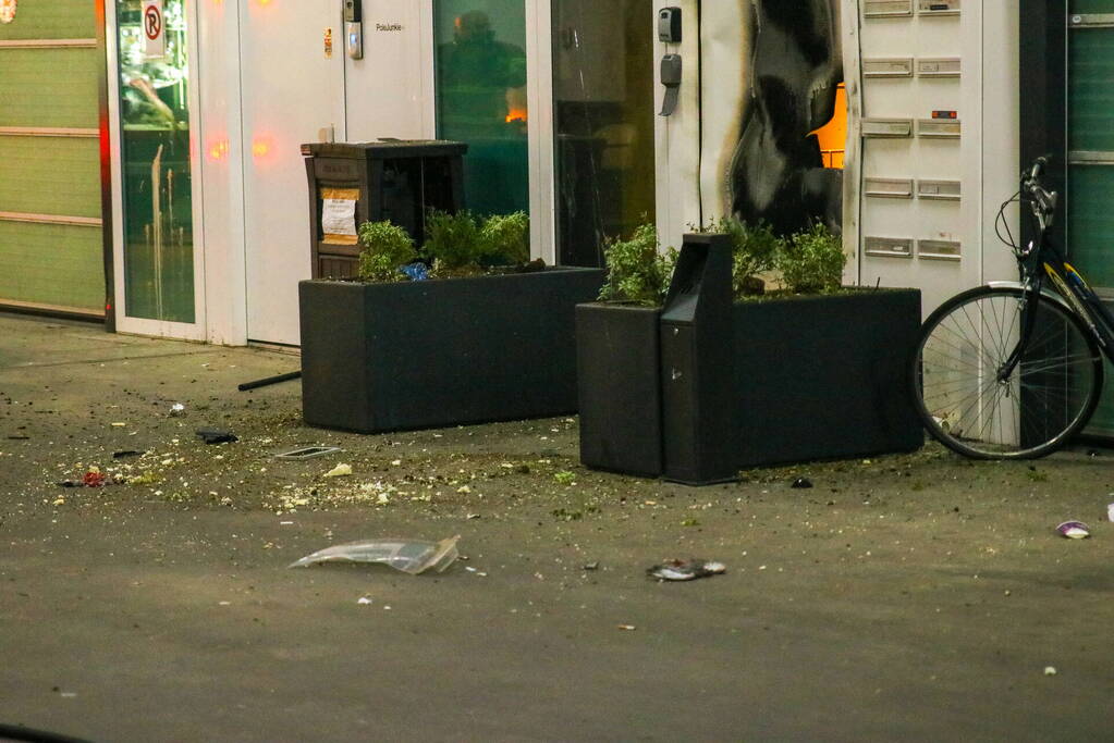Explosief gaat af tegen deur van bedrijfspand