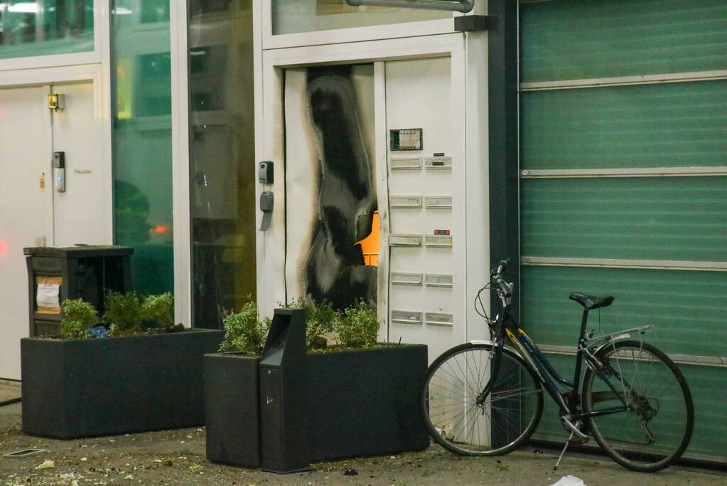 Explosief gaat af tegen deur van bedrijfspand